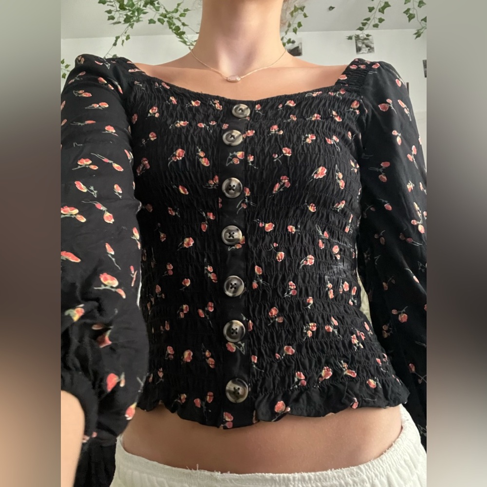 No Boundaries, black floral puffy long sleeve top with buttons ruched